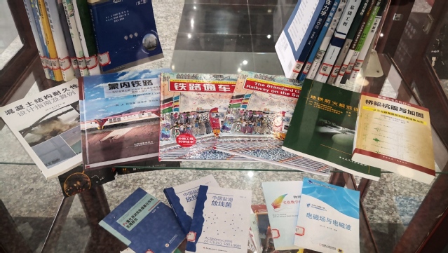 31 1984级工民建专业向上校友捐赠自己著作和翻译的六本书籍。 31 1984级工民建专业向上校友捐赠自己著作和翻译的六本书籍。