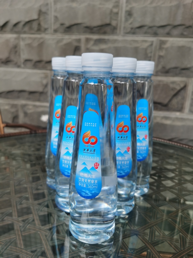 重庆千城物资有限责任公司董事长、广西巴马水晶泉饮料有限公司董事长、1989级工民建专业樊彦校友 捐赠40000瓶、300桶校庆60周年LOGO的“巴马人生”矿泉水 重庆千城物资有限责任公司董事长、广西巴马水晶泉饮料有限公司董事长、1989级工民建专业樊彦校友 捐赠40000瓶、300桶校庆60周年LOGO的“巴马人生”矿泉水