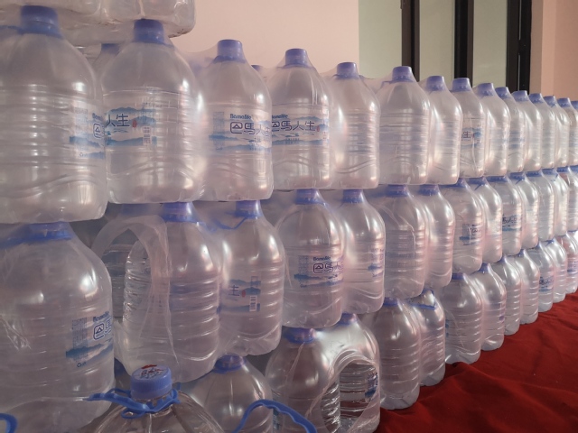 重庆千城物资有限责任公司董事长、广西巴马水晶泉饮料有限公司董事长、1989级工民建专业樊彦校友 捐赠40000瓶、300桶校庆60周年LOGO的“巴马人生”矿泉水 重庆千城物资有限责任公司董事长、广西巴马水晶泉饮料有限公司董事长、1989级工民建专业樊彦校友 捐赠40000瓶、300桶校庆60周年LOGO的“巴马人生”矿泉水