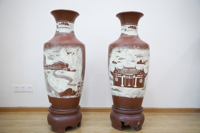 眉山校友会捐赠一对建校六十周年定制瓷瓶