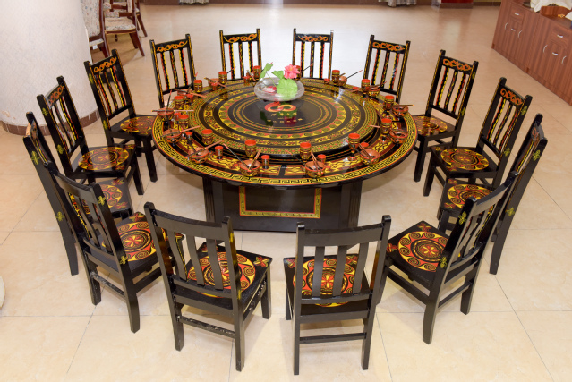 纯手工图案制作的彝族漆器（全套餐桌杯碗）